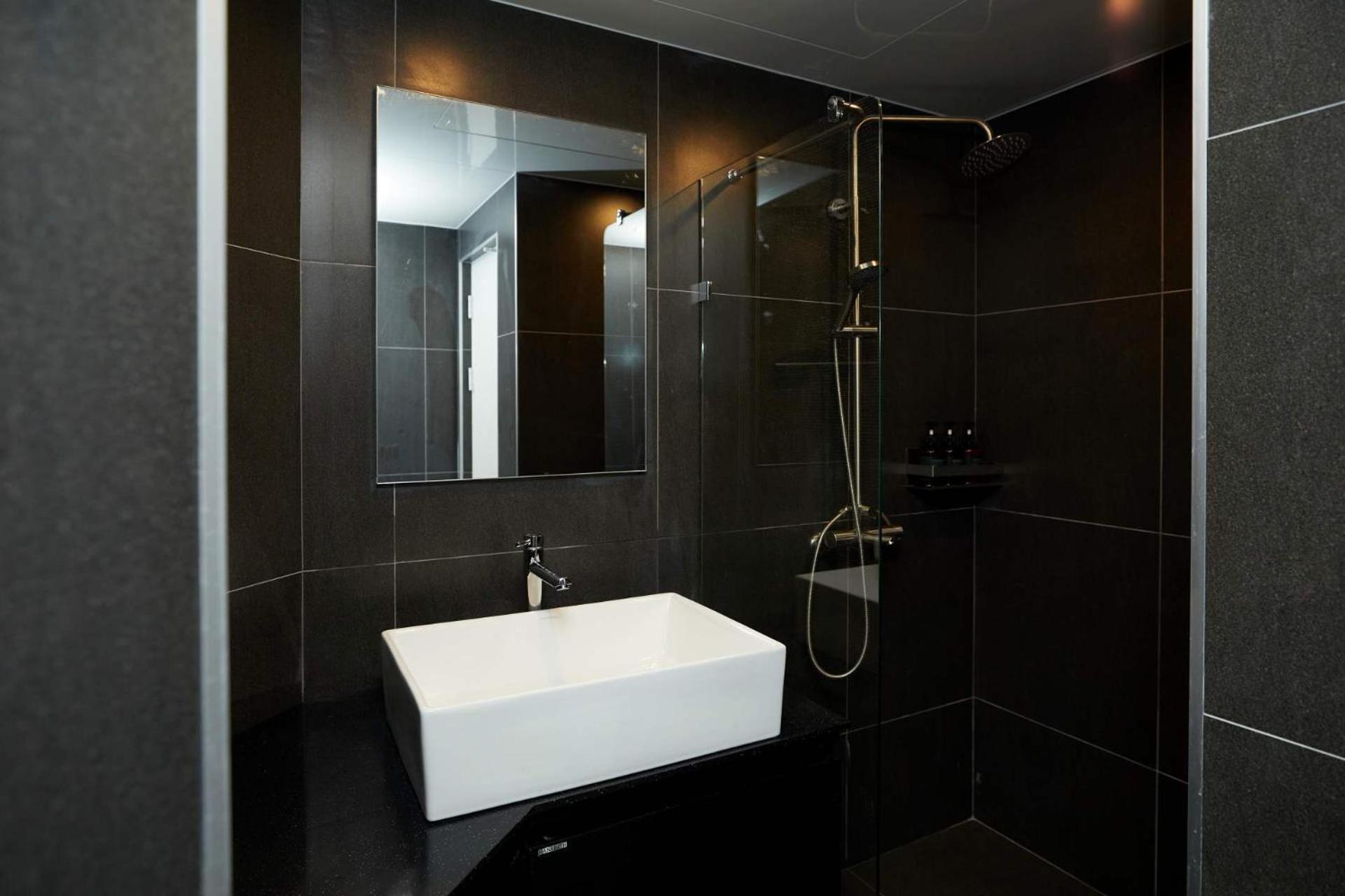 Aank Sinchon Hotel *