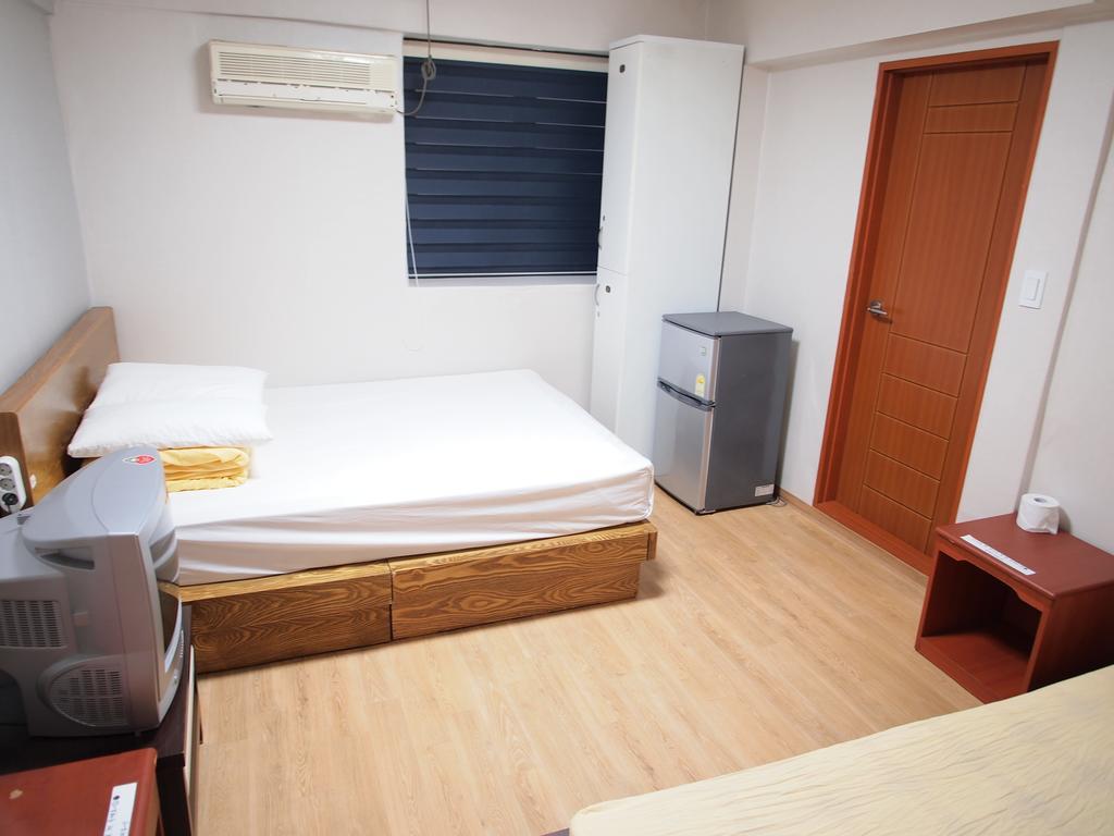 Shinchon Hostel *
