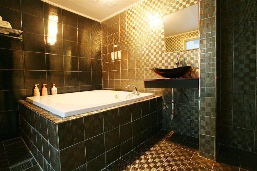 Leaders Hotel
