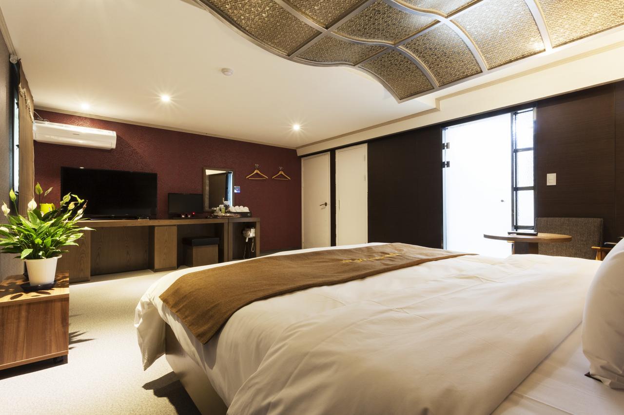 Leaders Hotel