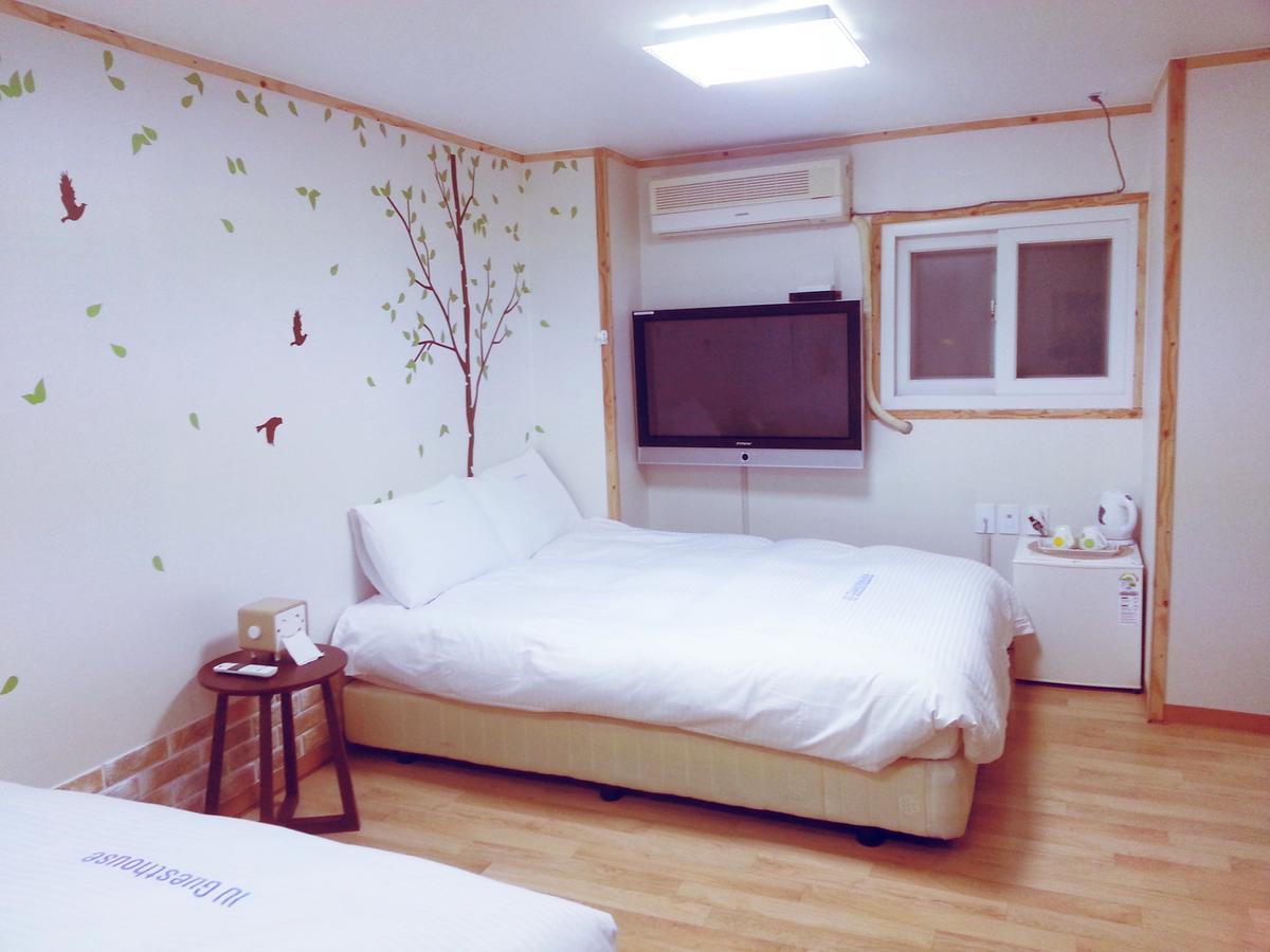 Iu Myeongdong Guest house 2*