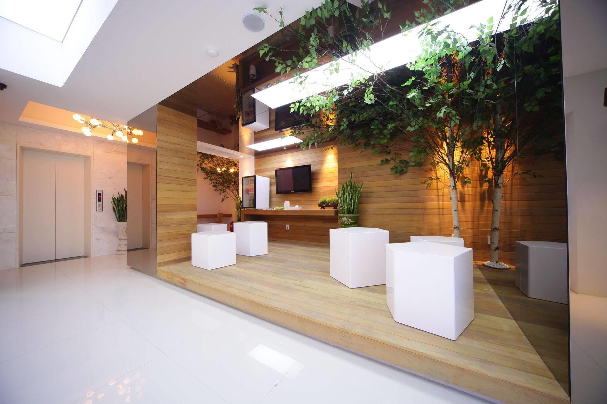 Pop1 Hotel 2*