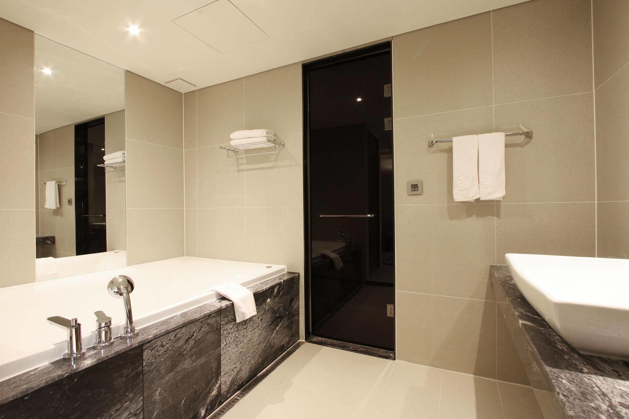 Richwell Hotel