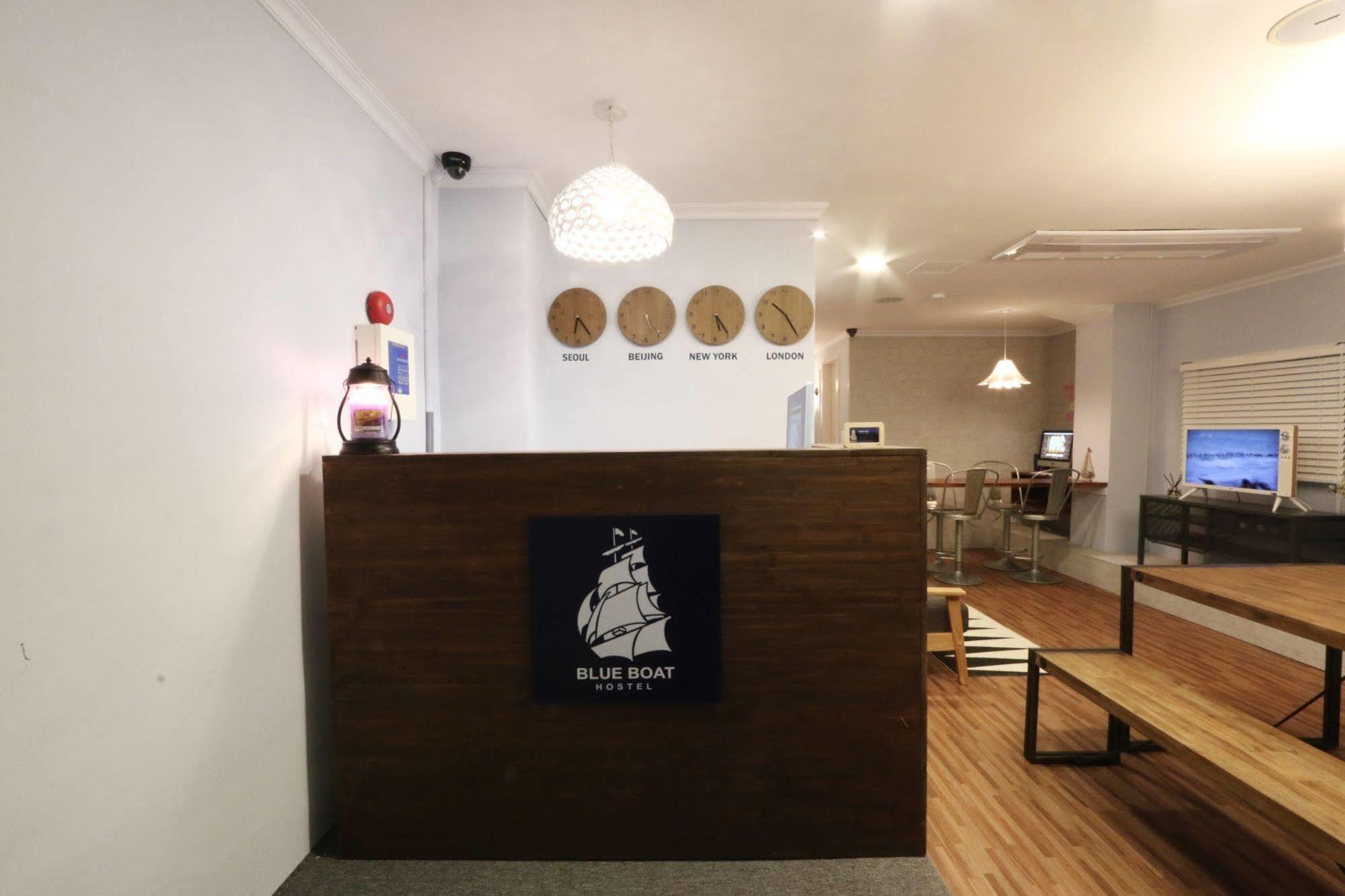 Blue Boat Myeongdong Hostel *