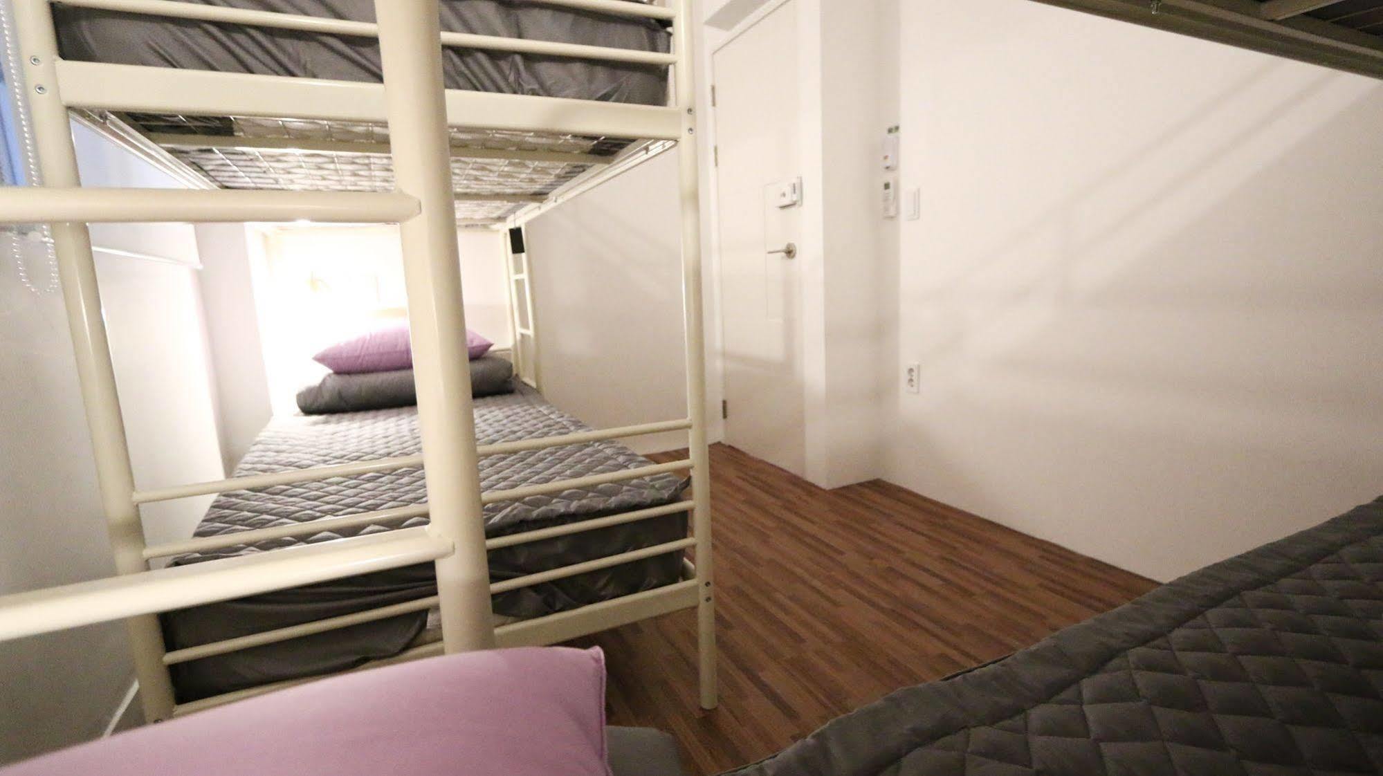 Blue Boat Myeongdong Hostel *