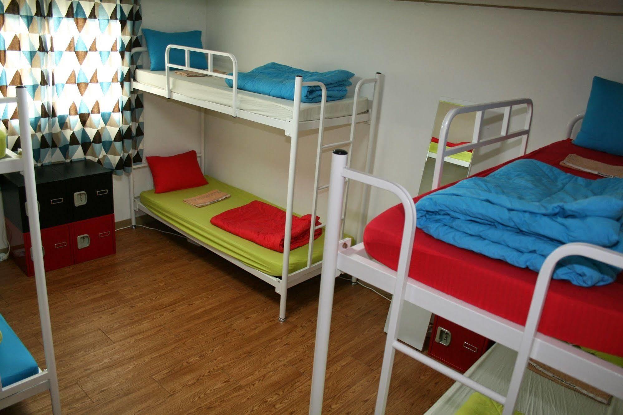 Zzzip In Hongdae Hostel *