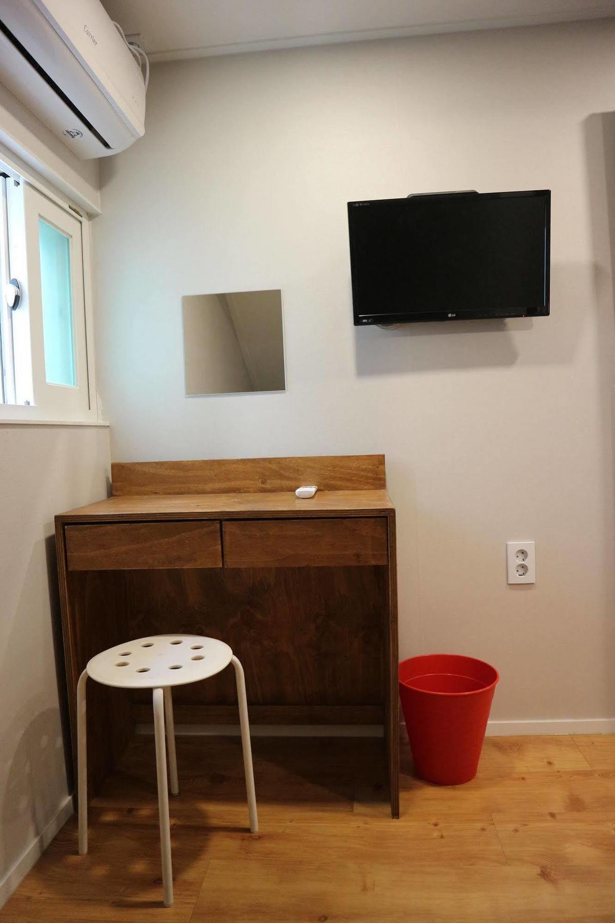 Zzzip In Hongdae Hostel *