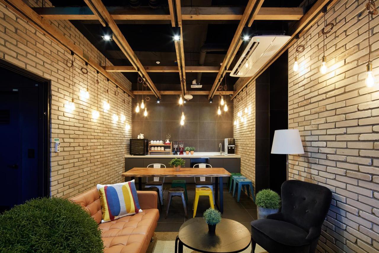 Cleo Hongdae * Seoul