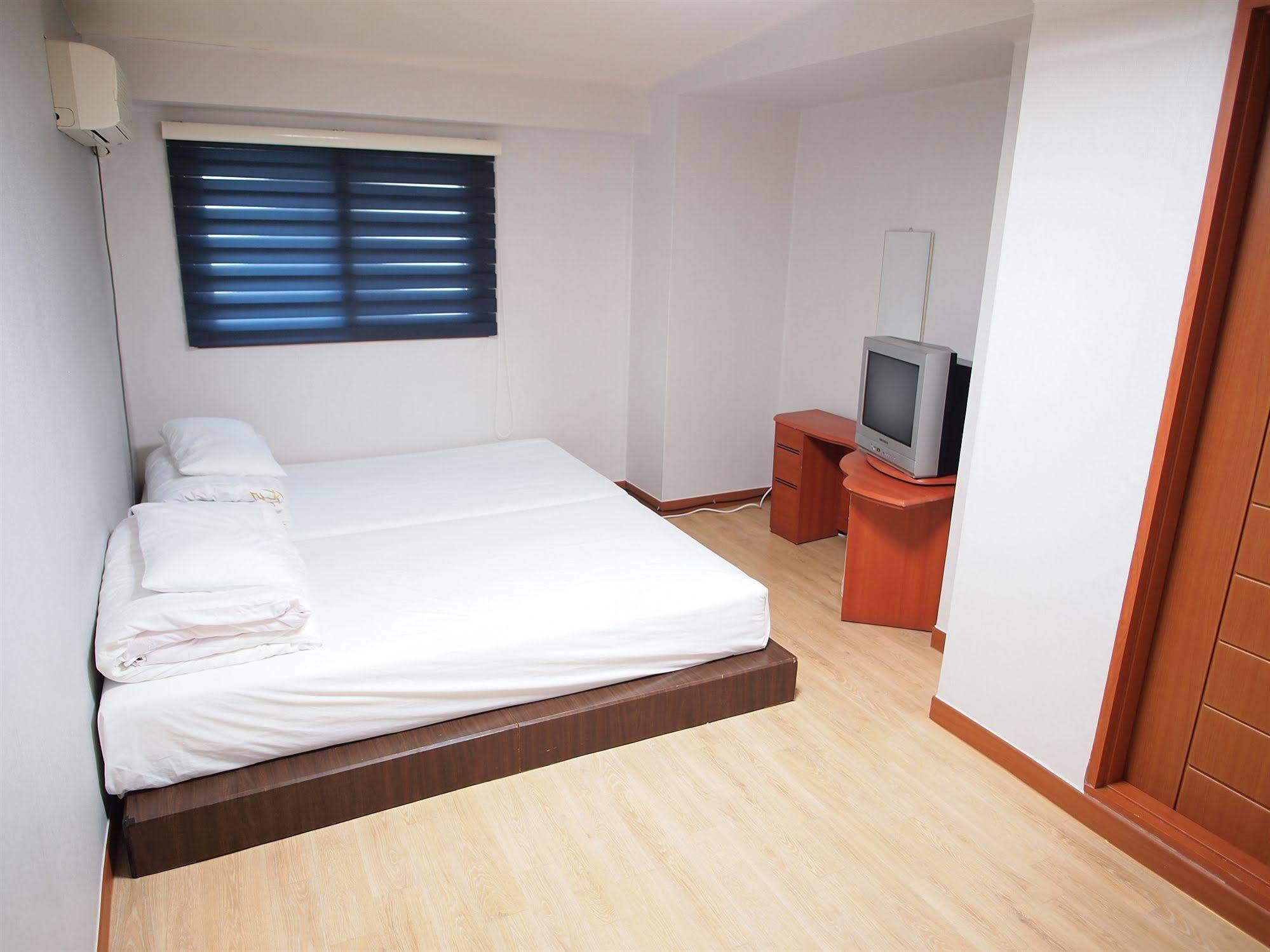 Hostel Shinchon *
