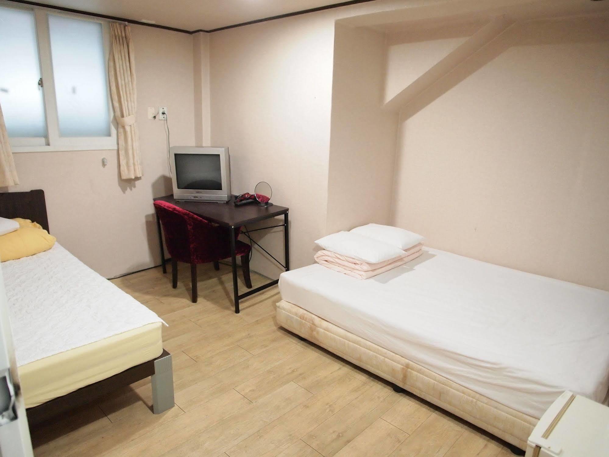 Hostel Shinchon *