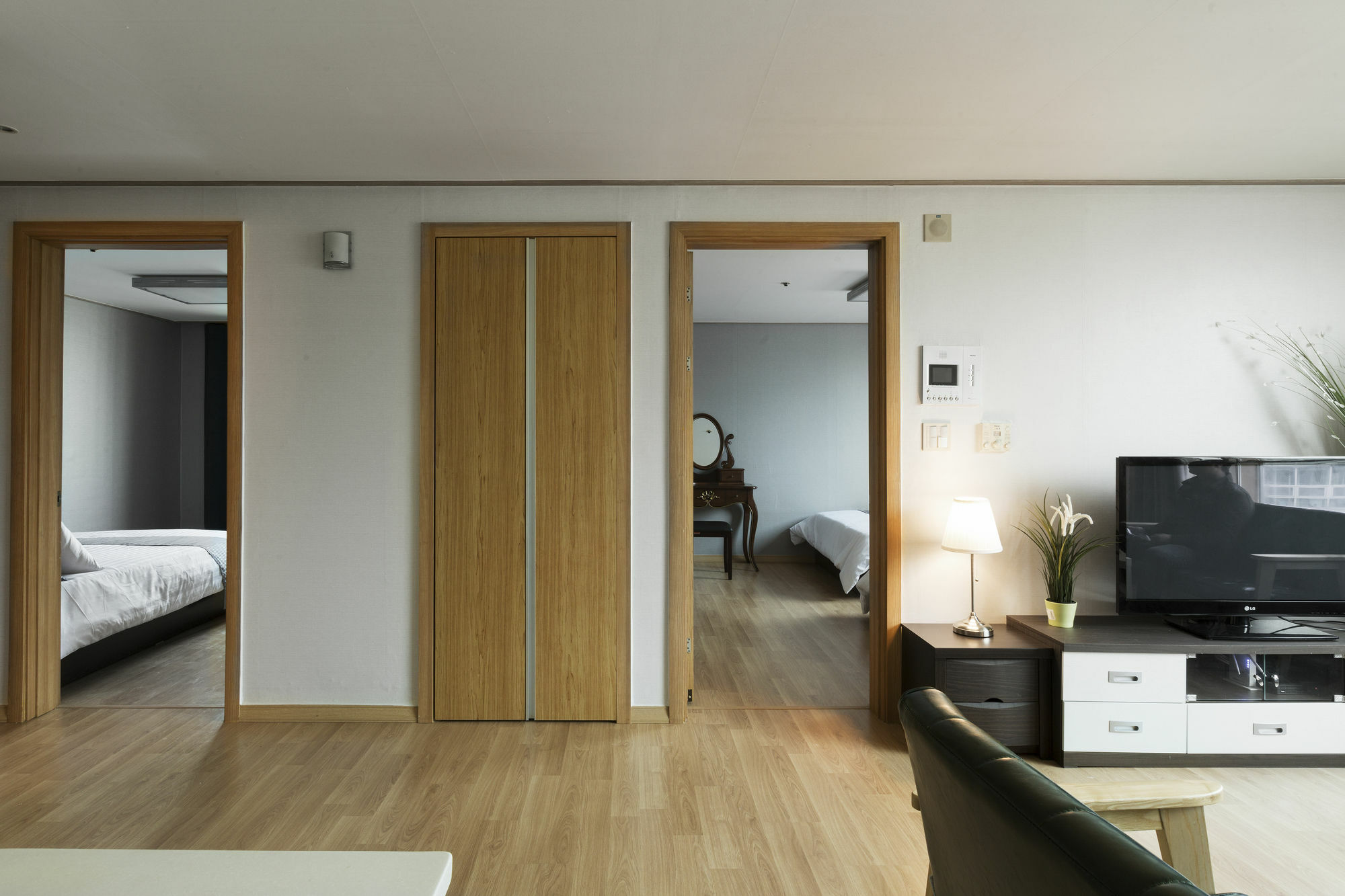 202 House Station Apartment *