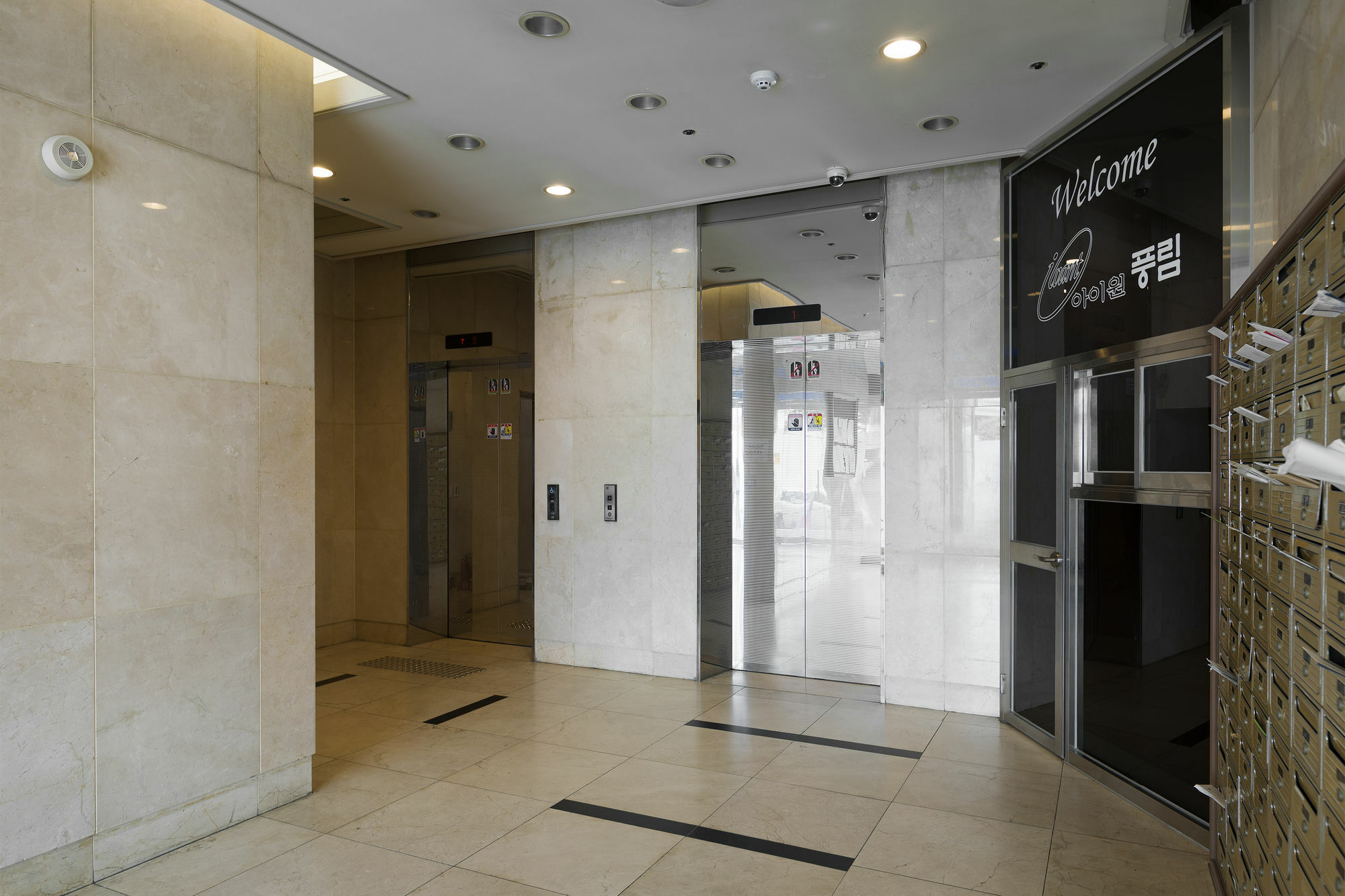 Apartment 202 House Station Seoul