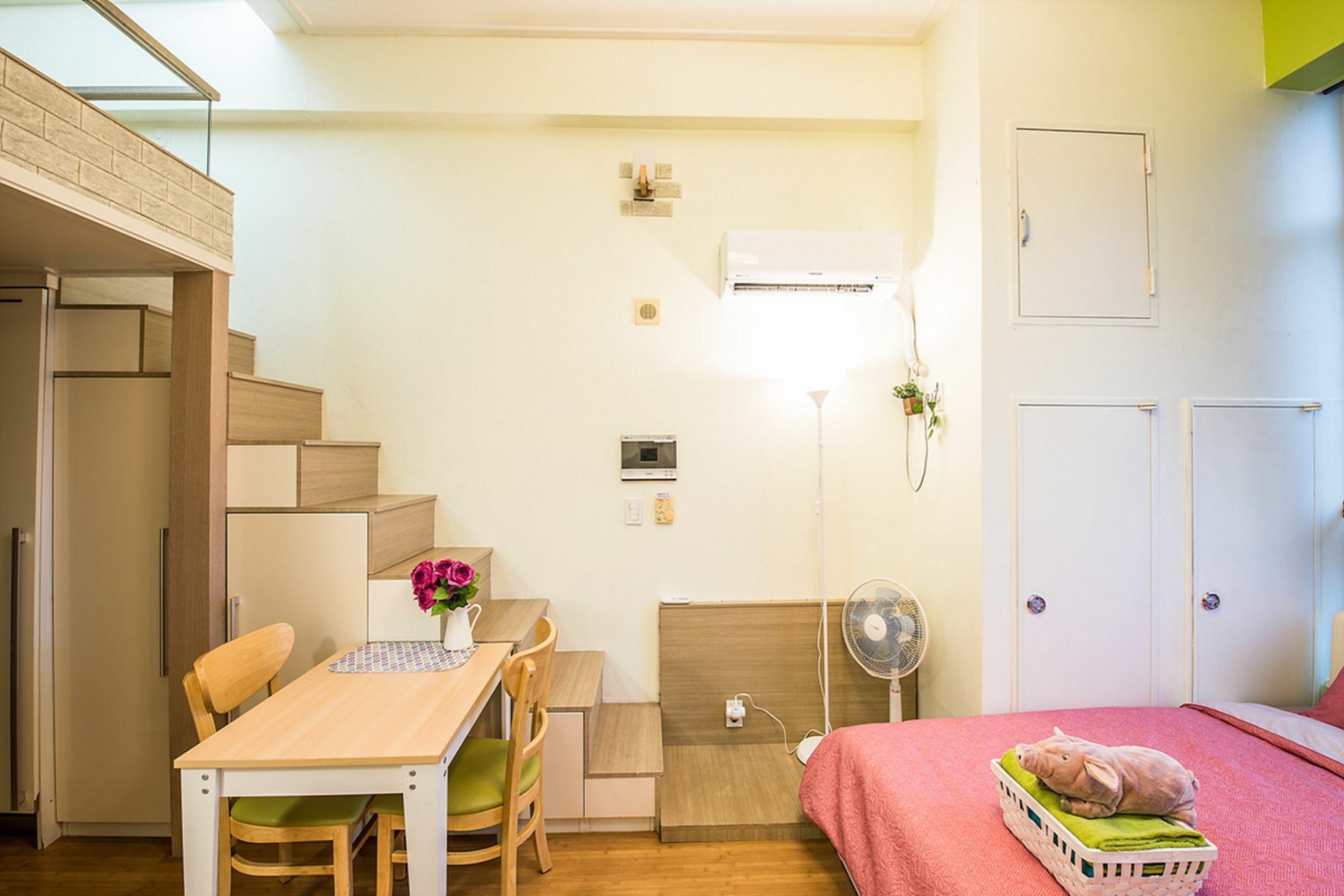 Apartment Station Joey House